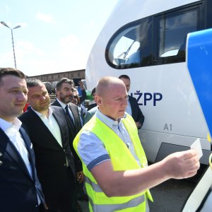 Prvi elektrobaterijski vlak