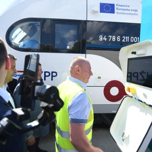 Prvi elektrobaterijski vlak