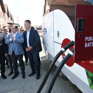 Prvi elektrobaterijski vlak