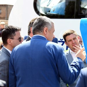 Prvi elektrobaterijski vlak