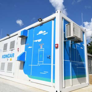 Prvi elektrobaterijski vlak