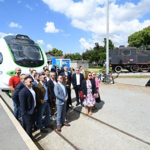 Prvi elektrobaterijski vlak