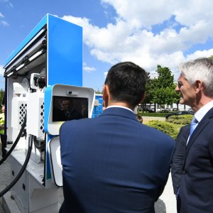 Prvi elektrobaterijski vlak