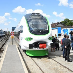 Prvi elektrobaterijski vlak