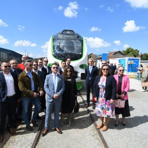 Prvi elektrobaterijski vlak