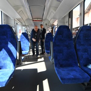 Prvi elektrobaterijski vlak
