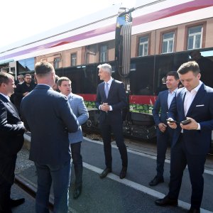 Prvi elektrobaterijski vlak