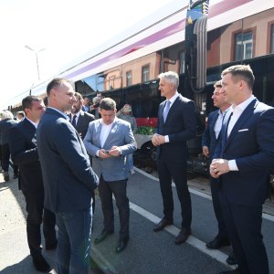 Prvi elektrobaterijski vlak