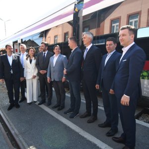 Prvi elektrobaterijski vlak