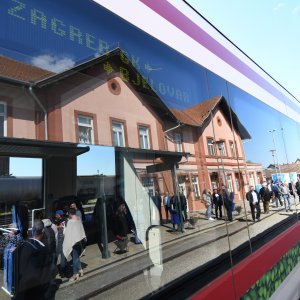 Prvi elektrobaterijski vlak