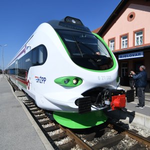 Prvi elektrobaterijski vlak