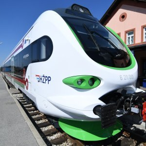 Prvi elektrobaterijski vlak