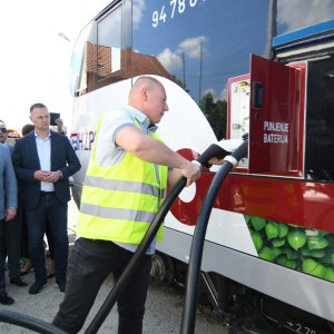 Prvi elektrobaterijski vlak