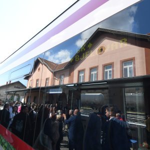 Prvi elektrobaterijski vlak