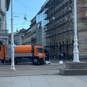 Kamion Čistoće srušio rasvjetni stup na Trgu bana Jelačića