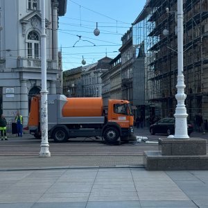 Kamion Čistoće srušio rasvjetni stup na Trgu bana Jelačića