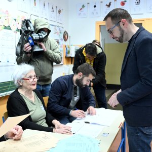Tomislav Tomašević sa suprugom Ivom stigao na glasanje