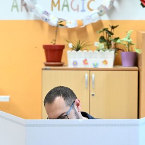 Tomislav Tomašević sa suprugom Ivom stigao na glasanje
