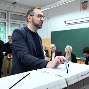 Tomislav Tomašević sa suprugom Ivom stigao na glasanje