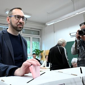 Tomislav Tomašević sa suprugom Ivom stigao na glasanje