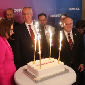 Slatka torta i kiseli osmijesi u stožeru Ivice Puljka