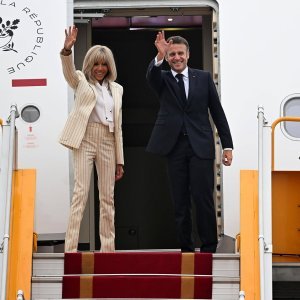 Emmanuel i Brigitte Macron napuštaju Vijetnam
