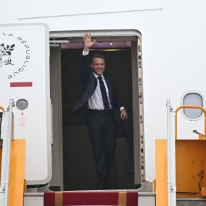 Emmanuel i Brigitte Macron napuštaju Vijetnam