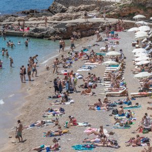 Najpoznatija dubrovačka plaža Banje puna je kupača
