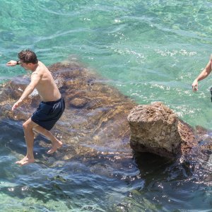 Najpoznatija dubrovačka plaža Banje puna je kupača