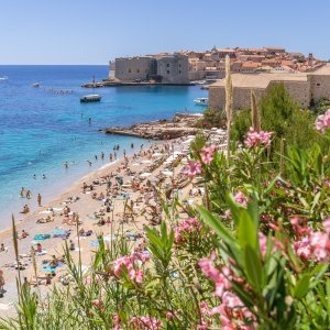 Najpoznatija dubrovačka plaža Banje puna je kupača