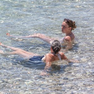 Najpoznatija dubrovačka plaža Banje puna je kupača
