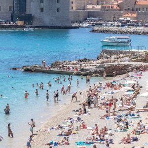 Najpoznatija dubrovačka plaža Banje puna je kupača