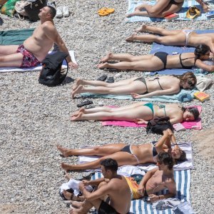 Najpoznatija dubrovačka plaža Banje puna je kupača