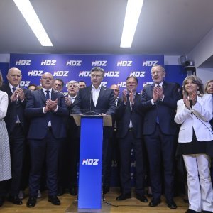 Andrej Plenković proglasio je u HDZ-ovom stožeru pobjedu riječima 'Hrvatska se plavi'