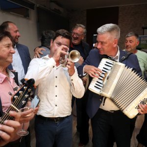 Novi-stari istarski župan Boris Miletić zasvirao je harmoniku