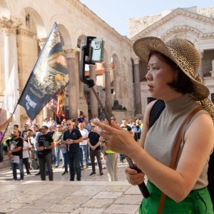 Molitelji i turisti u Splitu