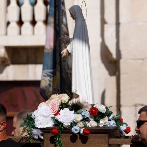 Molitelji i turisti u Splitu