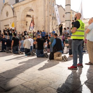 Molitelji i turisti u Splitu