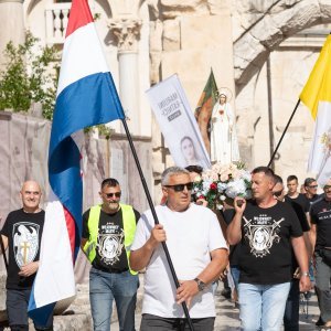 Molitelji i turisti u Splitu