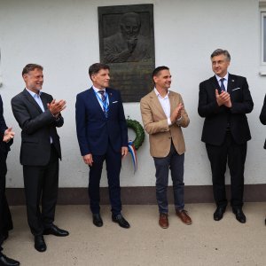 Tradicionalna utakmica nakon svečanog obilježavanja 36. obljetnice osnutka HDZ-a na terenu NK Jarun