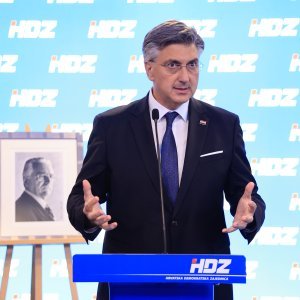 Tradicionalna utakmica nakon svečanog obilježavanja 36. obljetnice osnutka HDZ-a na terenu NK Jarun