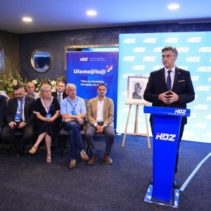 Tradicionalna utakmica nakon svečanog obilježavanja 36. obljetnice osnutka HDZ-a na terenu NK Jarun