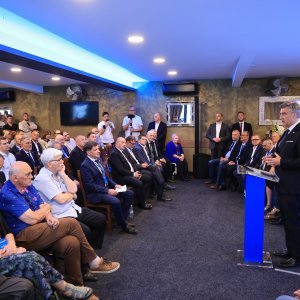 Tradicionalna utakmica nakon svečanog obilježavanja 36. obljetnice osnutka HDZ-a na terenu NK Jarun