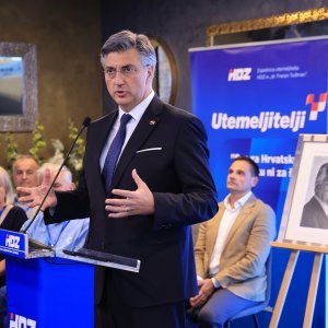 Tradicionalna utakmica nakon svečanog obilježavanja 36. obljetnice osnutka HDZ-a na terenu NK Jarun