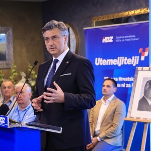 Tradicionalna utakmica nakon svečanog obilježavanja 36. obljetnice osnutka HDZ-a na terenu NK Jarun