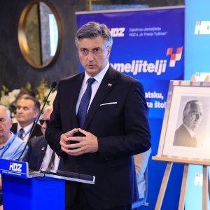 Tradicionalna utakmica nakon svečanog obilježavanja 36. obljetnice osnutka HDZ-a na terenu NK Jarun