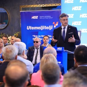 Tradicionalna utakmica nakon svečanog obilježavanja 36. obljetnice osnutka HDZ-a na terenu NK Jarun