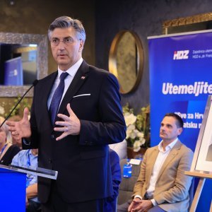 Tradicionalna utakmica nakon svečanog obilježavanja 36. obljetnice osnutka HDZ-a na terenu NK Jarun