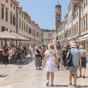 Dubrovnik: Pune plaže i turističke gužve u gradu