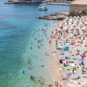 Dubrovnik: Pune plaže i turističke gužve u gradu